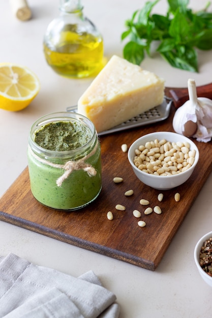 Molho pesto italiano em um fundo de madeira. Cozinha nacional. Alimentação saudável. Comida vegetariana.