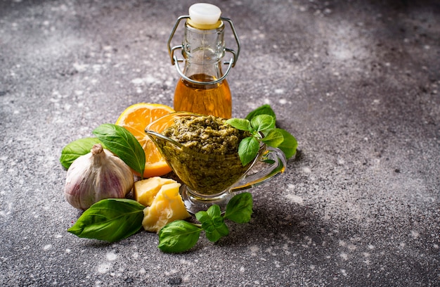 Molho pesto tradicional italiano caseiro