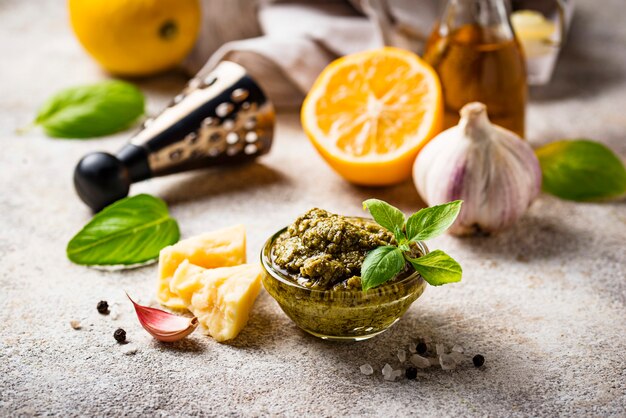 Molho pesto tradicional italiano caseiro