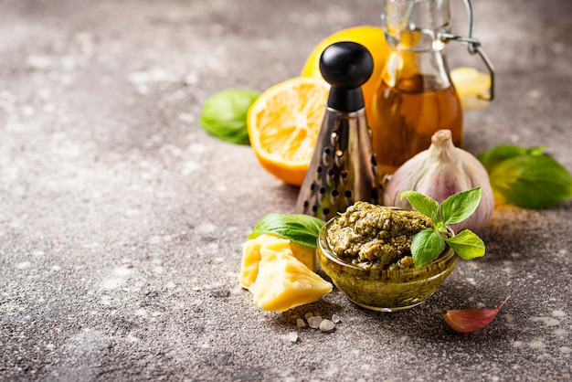 Molho pesto tradicional italiano caseiro