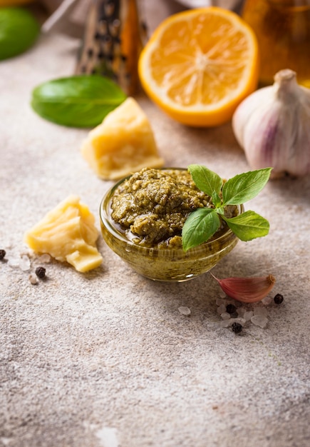 Molho pesto tradicional italiano caseiro