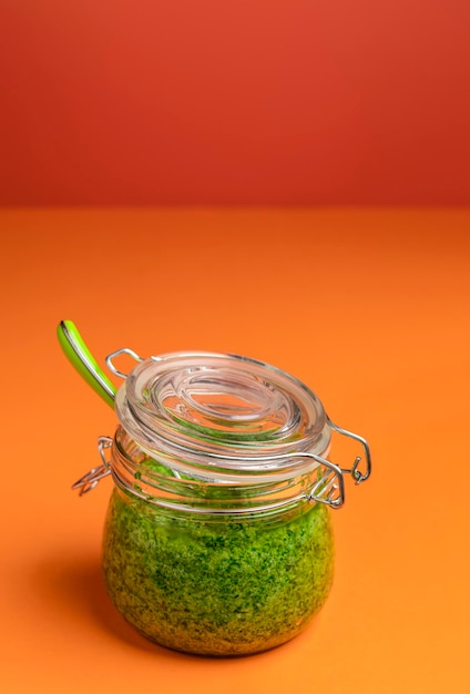 Foto molho pesto verde em uma jarra molho de macarrão italiano pesto caseiro