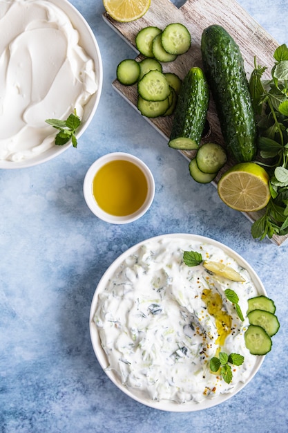 Molho raita indiano ou paquistanês com iogurte de pepino, alho e hortelã