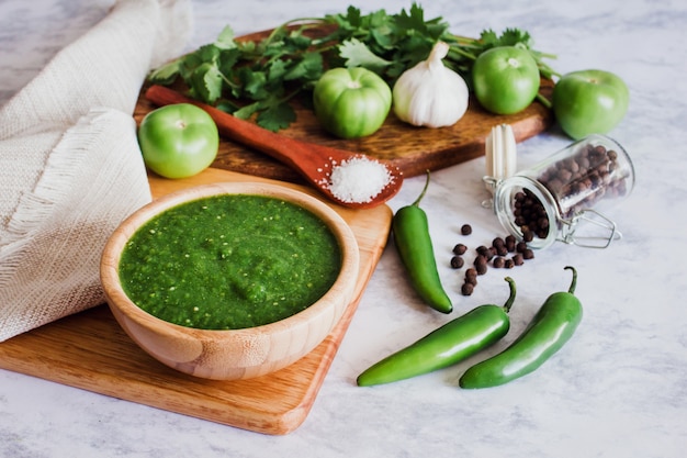 Foto molho verde mexicano pimenta quente, comida picante e ingredientes no méxico