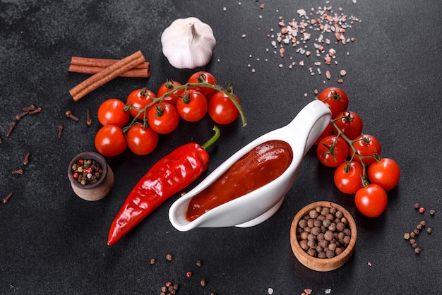 Molho vermelho ou ketchup em uma tigela e ingredientes para cozinhar