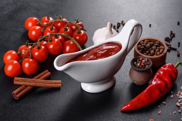 Molho vermelho ou ketchup em uma tigela e ingredientes para cozinhar