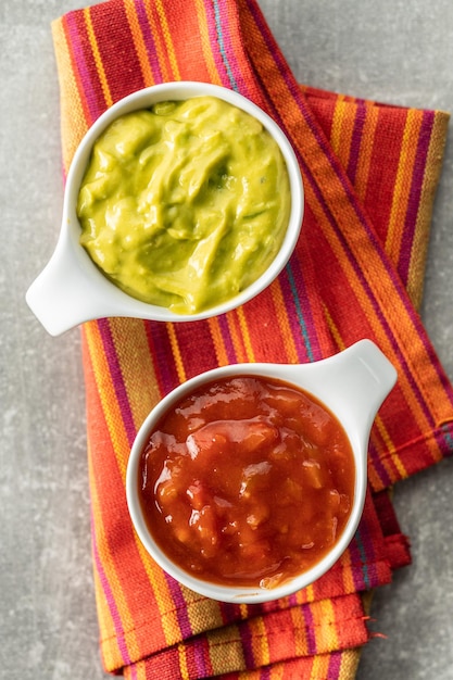 Foto molhos na tigela molho de guacamole e tomate na tigela vista superior