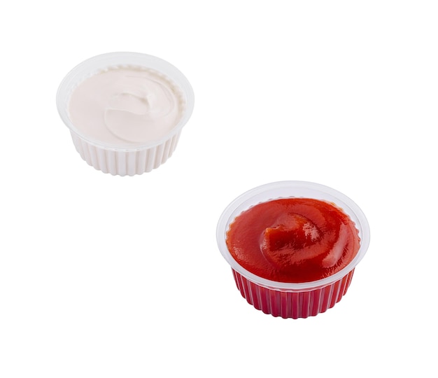 molhos picantes de tomate e maionese numa caçarola transparente
