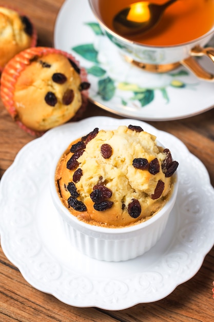 Molhos saudáveis ​​de farelo e passas com leite com chocolate, Muffin de passa