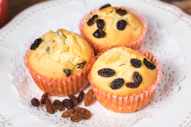 Molhos saudáveis ​​de farelo e passas com leite com chocolate, Muffin de passa