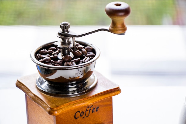 Molinillo de café, cafetera, taza y frijoles, café de la mañana, bebida energética