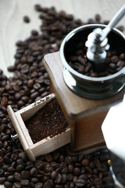 Molinillo de café manual con café en grano y set de hervidor de agua