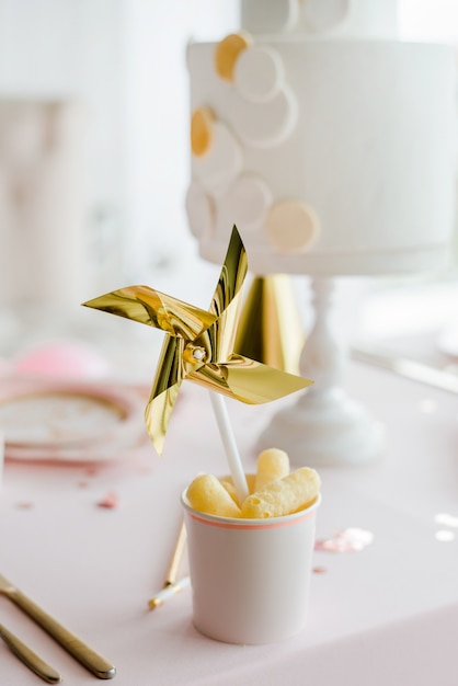 Foto molinillo decorativo sobre mesa de fiesta de cumpleaños