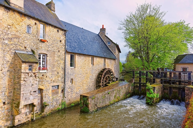 Molino de agua y río Aure en la ciudad vieja de Bayeux en el departamento de Calvados en Normandía, Francia.