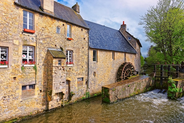 Molino de agua y río Aure en la ciudad vieja de Bayeux en el departamento de Calvados de Normandía, Francia.