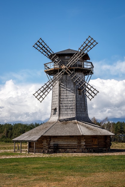 Molino de madera en el pueblo.