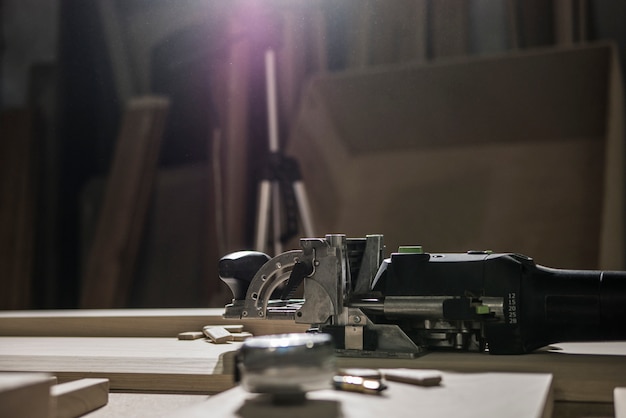 Molino de ranurado se encuentra en la mesa de trabajo en la luz de fondo