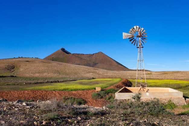 Molino de viento antiguo en el desierto, Fuerteventura, Islas Canarias, España