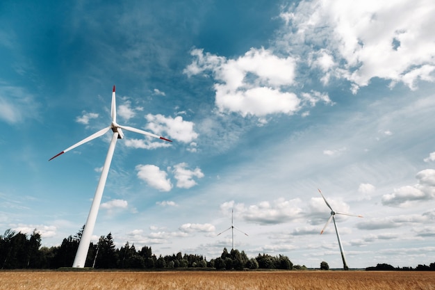 Un molino de viento blanco contra un cielo azul