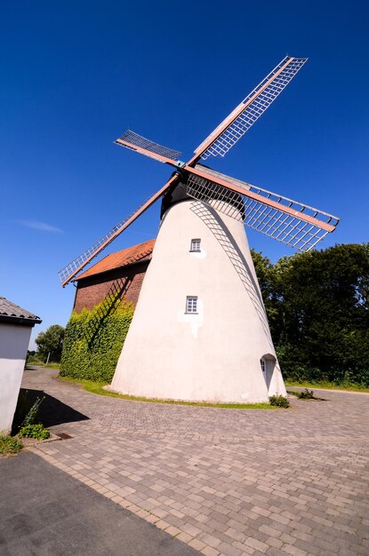 Molino de viento blanco tradicional