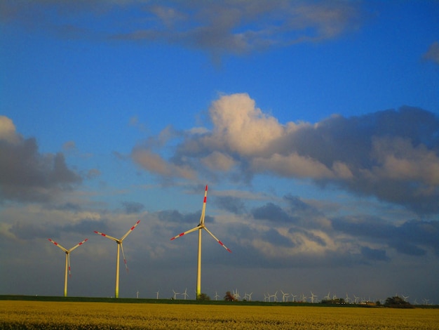 Foto molino de viento en el campo contra el cielo