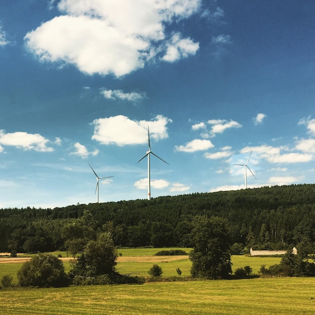 Foto molino de viento en el campo contra el cielo