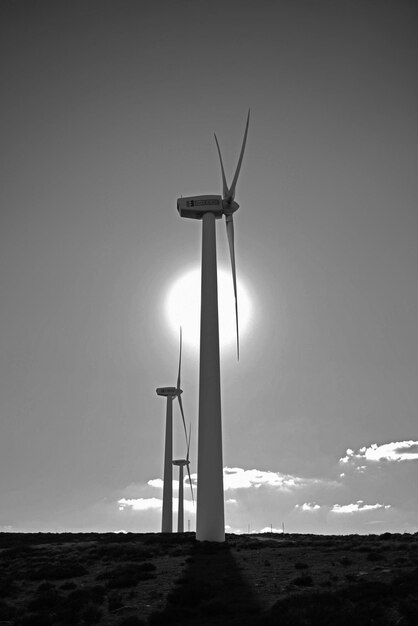 Molino de viento en el campo contra el cielo