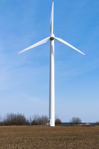 Molino de viento en un campo de primavera. Energía alternativa que no contamina el medio ambiente. Cuidando la naturaleza.