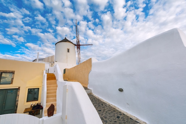 Molino de viento y casas blancas, Oia, Santorini, Grecia