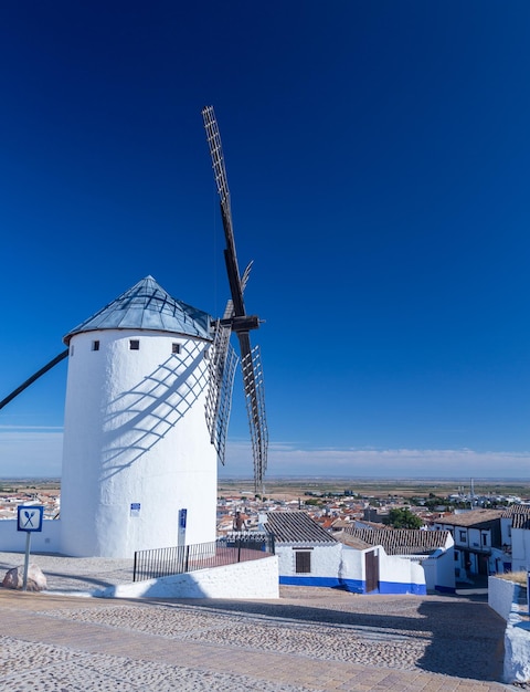 Molino de viento y ciudad de Campo de Criptana La Mancha España