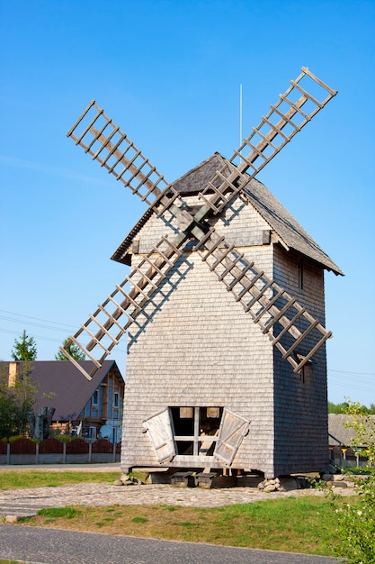 Foto molino de viento en el complejo etnocultural nanosy-novoselye. es un complejo histórico de recreación, que permite disfrutar de la atmósfera de siglos pasados.