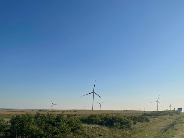 Un molino de viento de energía eléctrica blanca en el generador de energía alternativa de campo