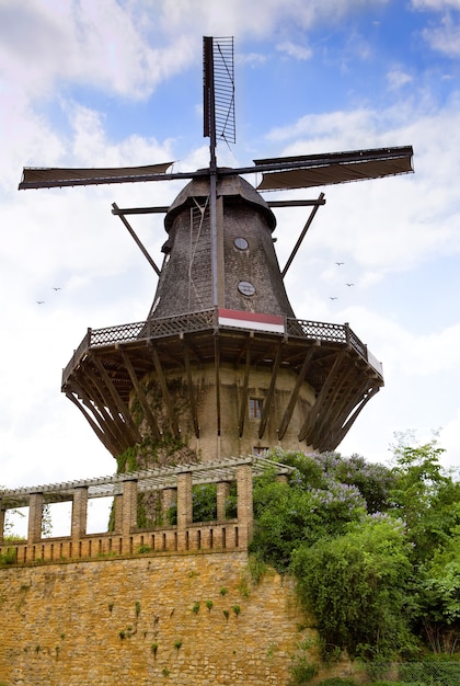 Molino de viento histórico en el jardín del palacio de Sanssouci en Potsdam