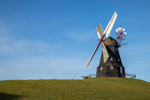 Molino de viento holandés en el campo danés