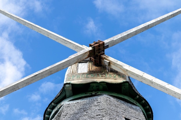 Molino de viento holandés en el campo