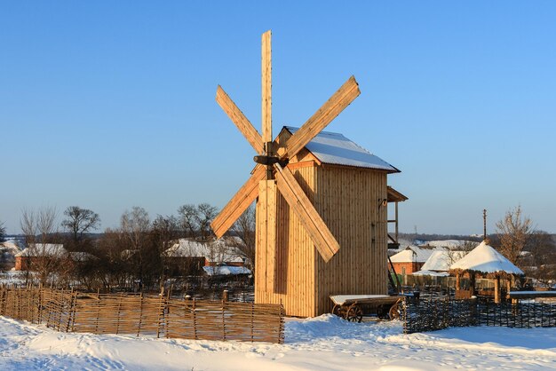 Molino de viento de madera antiguo en el pueblo de Pustovoitovka Sumy región Ucrania