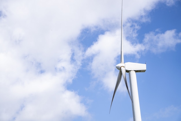 Molino de viento que produce energía renovable y sostenible Energía eólica