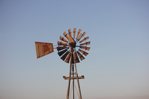 Foto molino de viento en el sol del atardecer