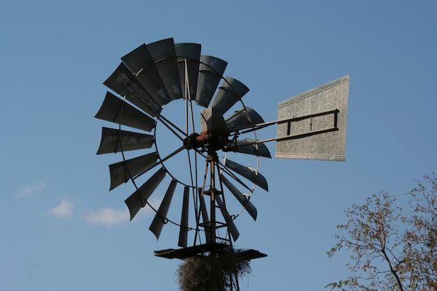 Molino de viento sudafricano en una granja