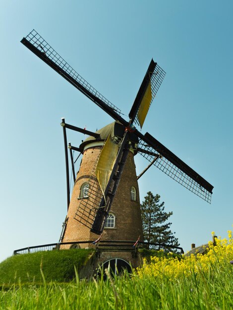 Molino de viento tradicional en el campo contra un cielo despejado