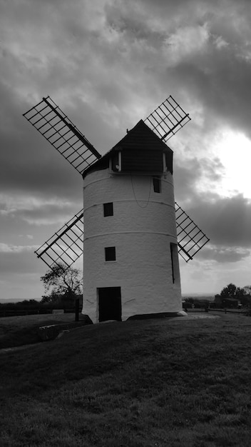 Molino de viento tradicional en el campo contra el cielo