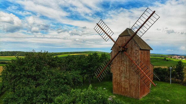 Molino de viento tradicional en el campo contra el cielo