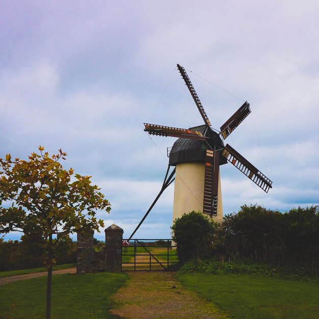 Foto molino de viento tradicional en el campo contra el cielo