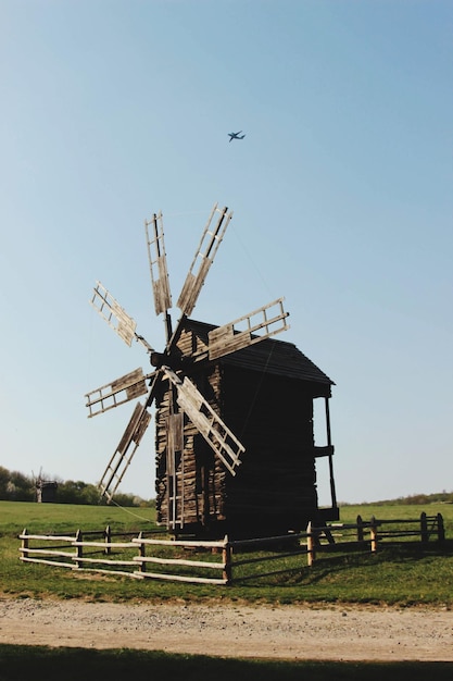 Foto molino de viento tradicional en el campo contra el cielo