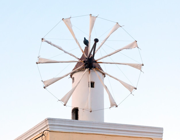 Molino de viento tradicional de Santorini