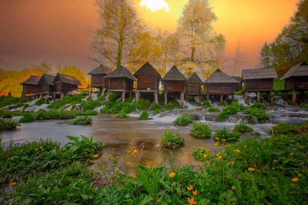 Molinos de agua históricos de madera en Jajce, Bosnia y Herzegovina