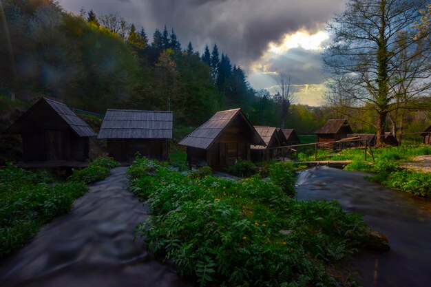 Molinos de agua históricos de madera en Jajce, Bosnia y Herzegovina