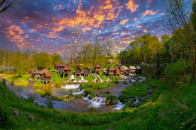 Molinos de agua históricos de madera en Jajce, Bosnia y Herzegovina