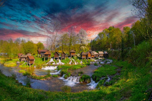 Molinos de agua históricos de madera en Jajce, Bosnia y Herzegovina