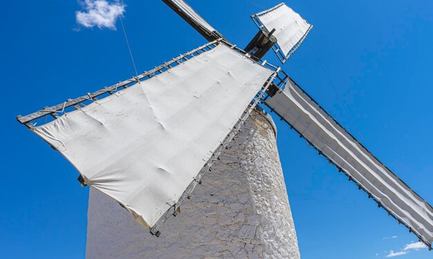 Molinos de cereales en paisaje castellano con arquitectura muy antigua